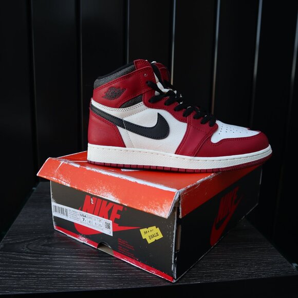 Air Jordan 1 Retro High OG "Chicago Lost and Found" Sneaker - Picture 10 of 12
